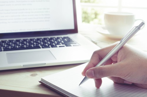 lettre de motivation a la main ou a l'ordinateur